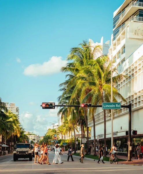 Strada Miami Beach Persone Turismo Palme — Foto Stock