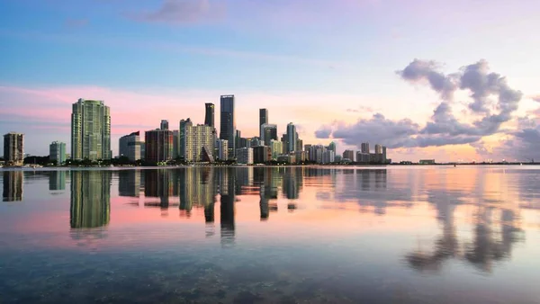 Miami Florida Skyline Reflexiones Amanecer —  Fotos de Stock