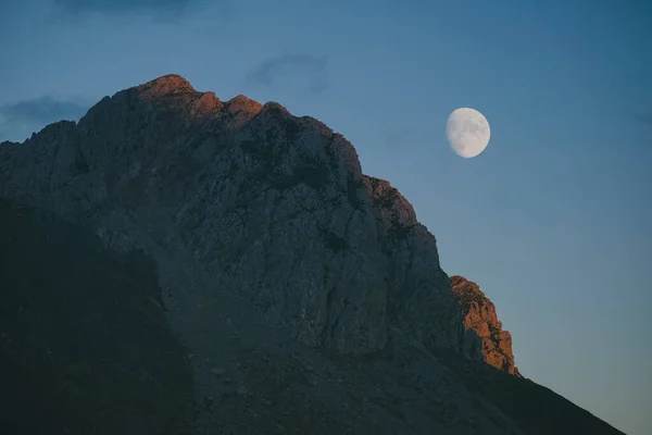 日落时分 月亮在高山后升起 比利牛斯 — 图库照片