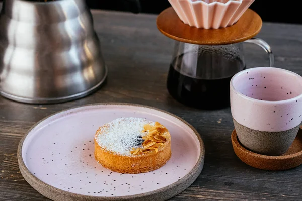 テーブルの上にコーヒーとデザート付きのコーヒーポット — ストック写真