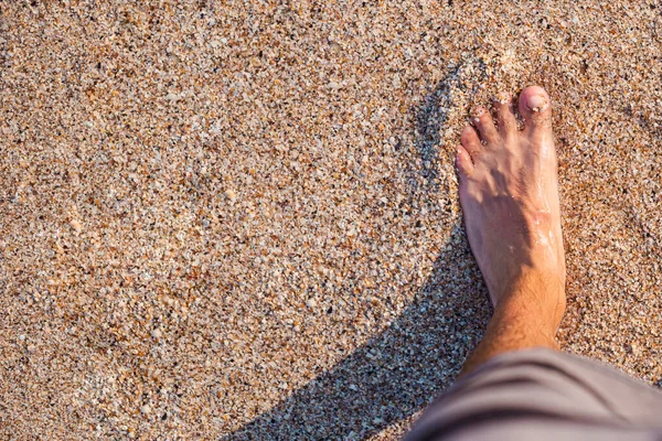 Die Nackten Füße Der Männer Stehen Einem Sandstrand Draufsicht Flache — Stockfoto