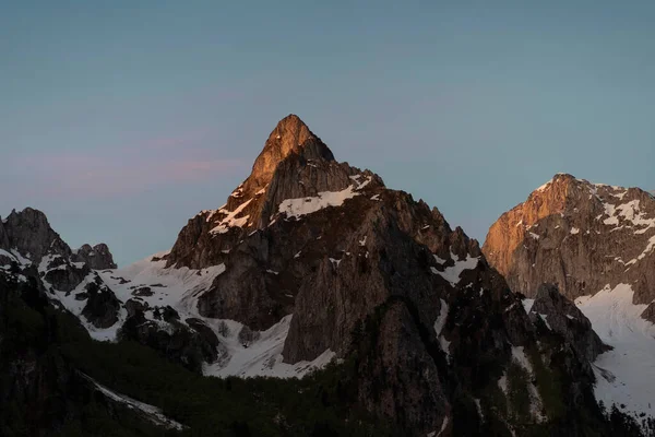 Lumière Matin Jouant Sur Flanc Montagne — Photo