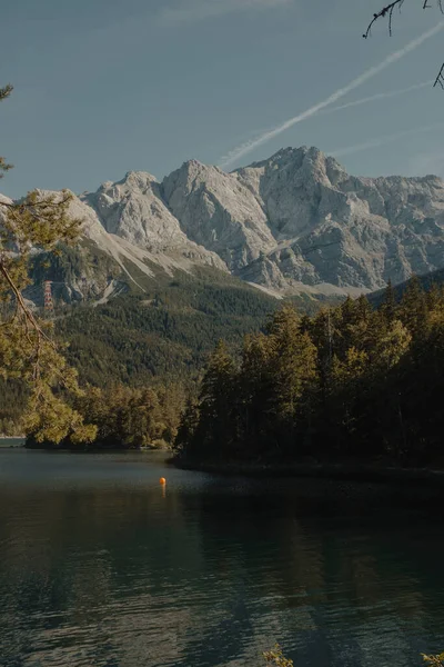 Λίμνη Δέντρα Και Κορυφές Βουνών — Φωτογραφία Αρχείου
