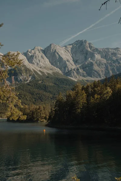 Jezero Stromy Vrcholky Hor — Stock fotografie