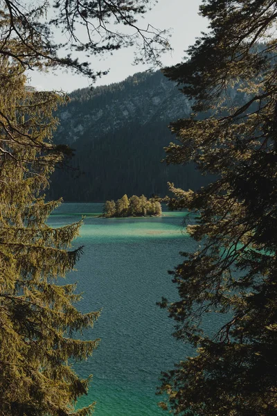 有小岛屿和小山的湖泊 — 图库照片
