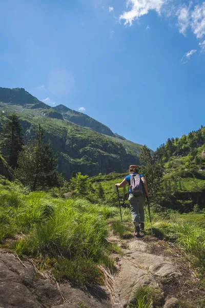Female Hiker Crosses Valley Pyrenees — Stock Photo, Image