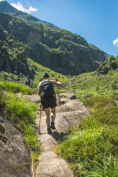 Hikers Cross Mountain Landscape Pyrenees — Stock Photo, Image