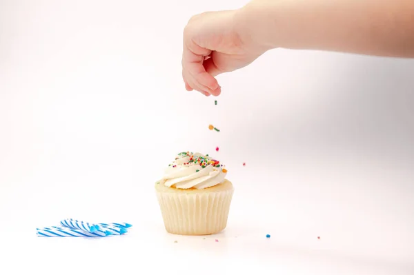 Mão Criança Decorando Cupcake Com Polvilhas Velas Aniversário — Fotografia de Stock