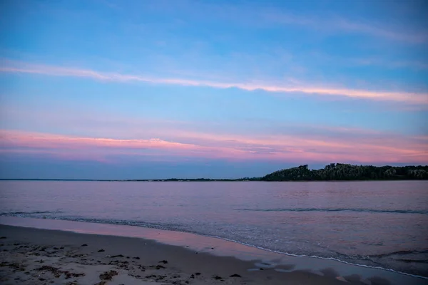 Gün Batımında Okyanus Kıyısına Yansıyan Renkli Bulutlar — Stok fotoğraf