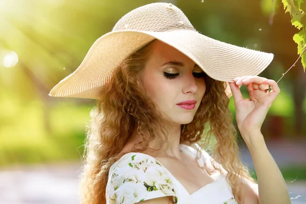 Attractive Young Woman Wearing Summer Dress Hat Park — Stock Photo, Image