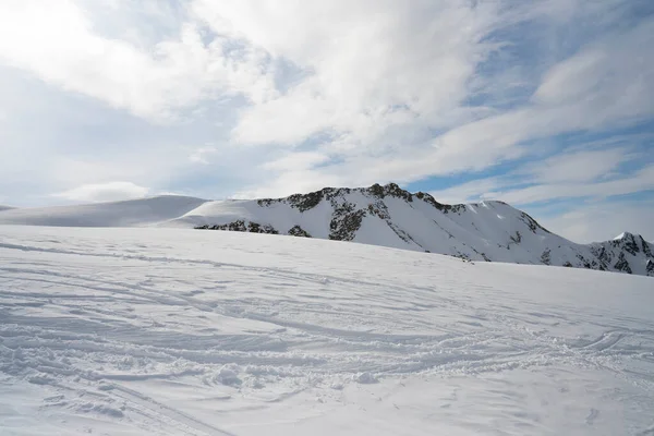 Beyaz Güneşli Karlı Dağ Manzaraları — Stok fotoğraf