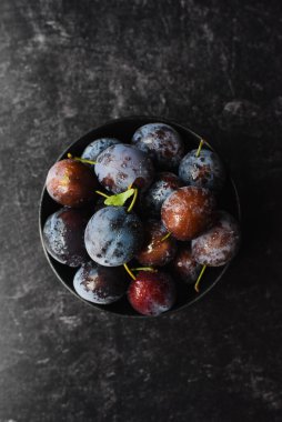 Siyah arka planda taze toplanmış eriklerin üst görüntüsü.