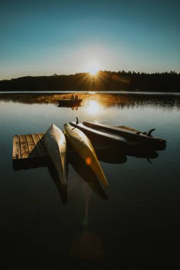 Kanolar ve SUP 'lar gün doğumunda bir gölde dinleniyorlar..