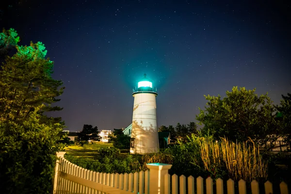 Gece Yıldızlarının Altında Parlayan Deniz Feneri — Stok fotoğraf