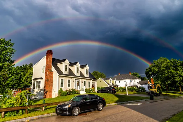 Phénomène Double Arc Ciel Rayonnant Dessus Maison Sous Ciel Dramatique — Photo