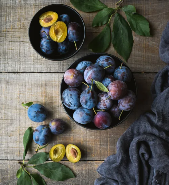 Bovenaanzicht Van Kommen Van Vers Geplukte Pruimen Houten Ondergrond — Stockfoto