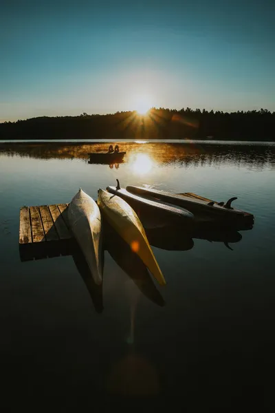 Kayaks Sups Descansando Muelle Lago Amanecer — Foto de Stock