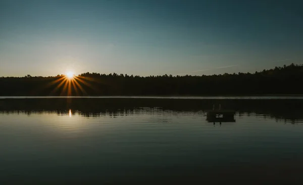 Soleil Levant Sur Horizon Bordée Arbres Lac Calme — Photo