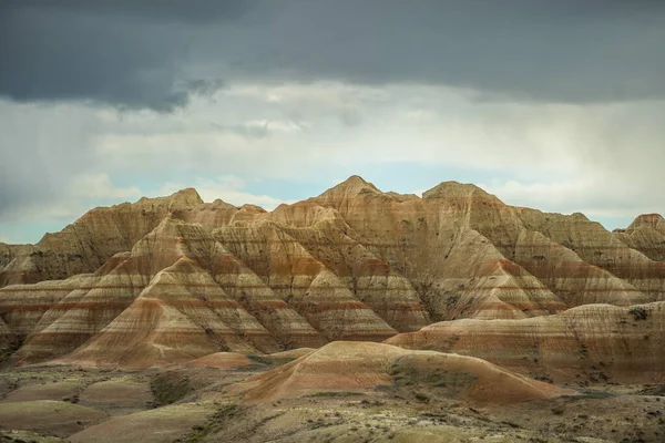 保护区国家公园的分层崎岖地形岩层 — 图库照片