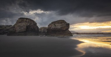Playa de las Catedrales 'te muhteşem bir gökyüzü ile görkemli bir gün batımı