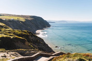 Deniz kenarındaki kayalıklardan oluşan güzel bir manzara.