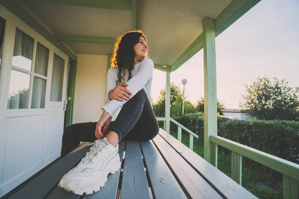 Uma Mulher Sentada Mesa Terraço Bangalô Pôr Sol — Fotografia de Stock