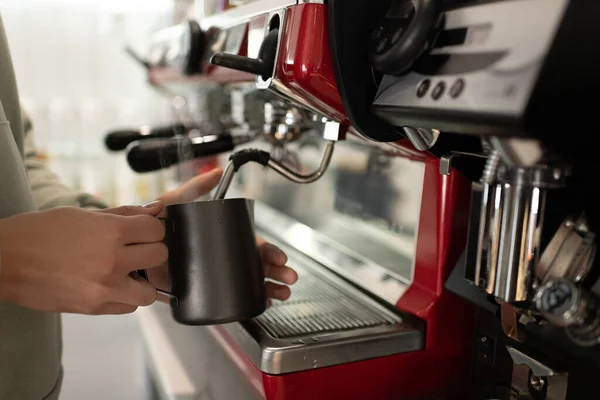 Gehakte Man Met Behulp Van Koffiezetapparaat Melk Stomen Kruik Tijdens — Stockfoto