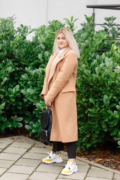 Giovane Donna Bionda Cappotto Uno Zaino Tra Mani Nel Campus — Foto Stock