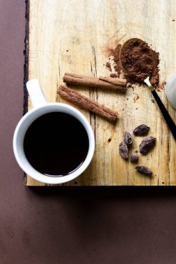 Kahve için tarçın ve kakule.