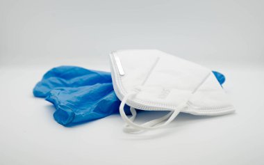 Tıbbi maske ve mavi eldivenler, virüs ve enfeksiyon koruması.