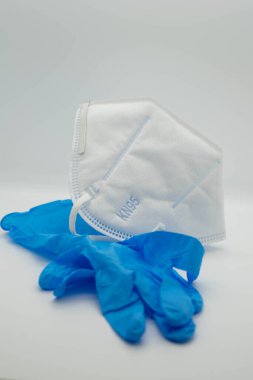 KN95 maskesi ve mavi eldivenler, enfeksiyon ve koronavirüs için..