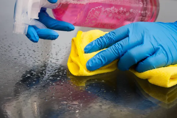 Limpieza Superficie Mesa Casa Con Botella Spray Desinfectante — Foto de Stock