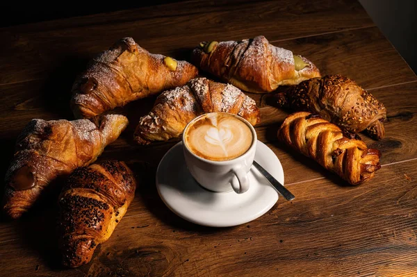 Süße Croissants Mit Sahne Und Cappuccino Auf Einer Holzoberfläche — Stockfoto