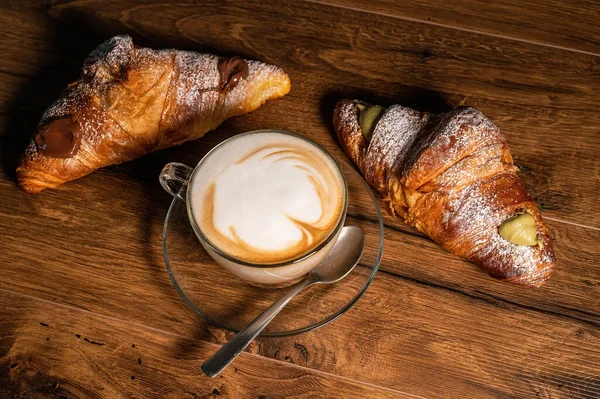 Süße Croissants Mit Sahne Und Cappuccino Auf Einer Holzoberfläche — Stockfoto