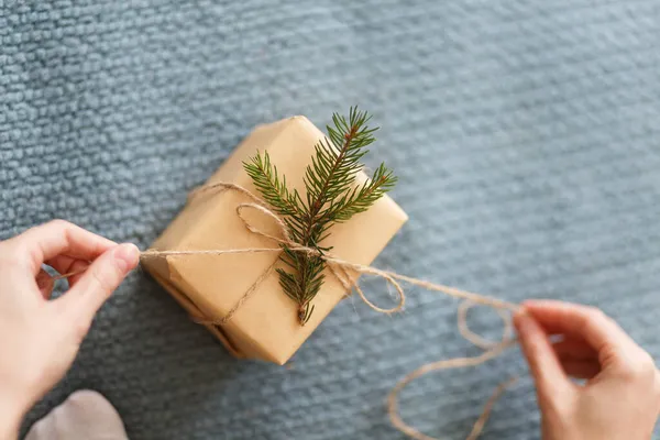 Processo Embrulhar Presentes Natal Com Papel Kraft — Fotografia de Stock