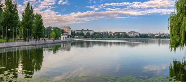 Ternopil Ucrânia 2021 Aterro Lagoa Ternopil Ucrânia Uma Manhã Verão — Fotografia de Stock