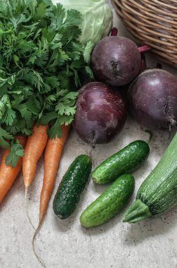 Bir saman sepeti ve sebze ve sebze hasadı..