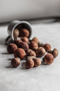 Masadaki gri bardaktan portakal kapaklı boletus serpintisi..