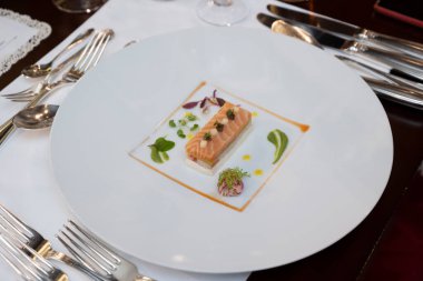 Bir yengeç dikdörtgen somon terinlerinin arasına sıkıştırılır.