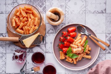 domatesli makarna. Fesleğen ve rendelenmiş parmesan