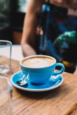 Bir Akdeniz kafede Avrupa tarzı latte