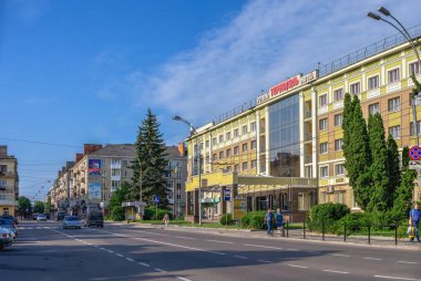 Ternopil, Ukrayna 06.07.2021. Ukrayna 'nın tarihi şehir merkezi Ternopil' in sokakları güneşli bir yaz sabahı