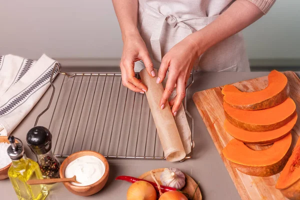 Ragazza Prepara Piatto Giorno Del Ringraziamento Vacanza — Foto Stock