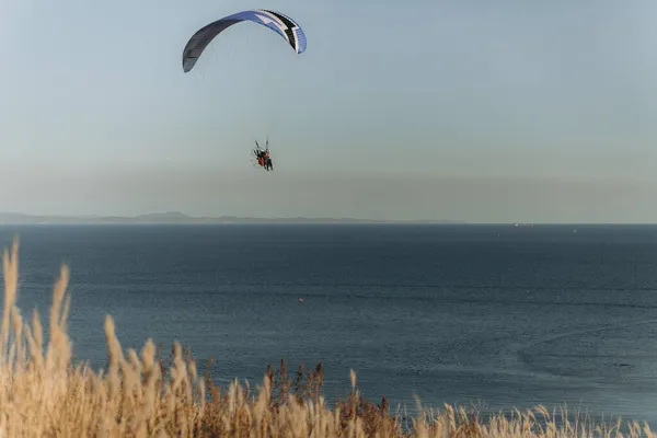 Tandem Gleitschirmfliegen Über Dem Meer — Stockfoto