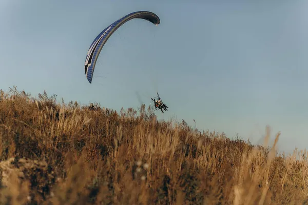 Tandem Parapente Sobre Campo — Fotografia de Stock