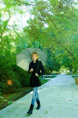 Şemsiyeli güzel Asyalı kız