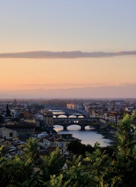 Arno nehri, Ponte Vecchio, Kubbe ve eski kasabanın bulunduğu Firenze 'de (Floransa) günbatımının manzarası.