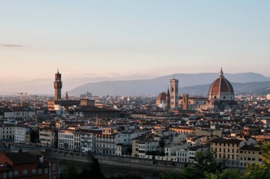 Arno nehri, Ponte Vecchio, Kubbe ve eski kasabanın bulunduğu Firenze 'de (Floransa) günbatımının manzarası.