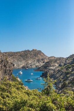 Tekneler bir körfeze yanaştı.