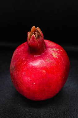 Tüm meyve garnata üst görünüm koyu arkaplan